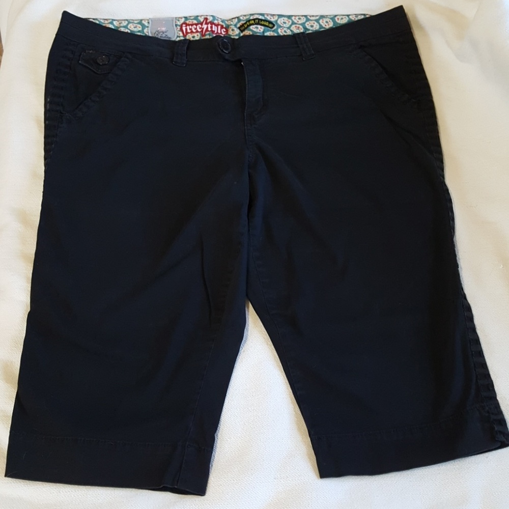 Plus size Freestyle black capris pants.